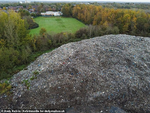 Bãi rác bốc mùi tồi tệ hơn vào mùa hè khi có đám cháy bùng phát và cháy trong suốt 9 ngày trước khi được đội cứu hỏa dập tắt. Trường tiểu học gần đó đã phải đóng cửa vì khói độc từ đám cháy hồi mùa hè. Người dân thiếu nước sinh hoạt do lượng nước cần thiết để dập lửa quá lớn. Ảnh: Daily Mail.