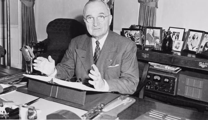 Tổng thống Truman ngồi tại bàn làm việc trong Phòng Bầu dục. Vị tổng thống nổi tiếng với tấm biển trên bàn làm việc ghi dòng chữ: "Trách nhiệm thuộc về nơi đây".