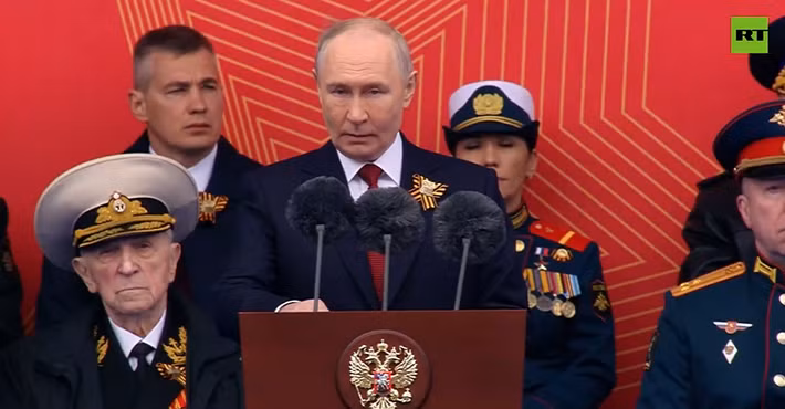 Tổng thống Nga Vladimir Putin phát biểu tại lễ duyệt binh mừng Ngày Chiến thắng ở Moscow hôm 9/5. Trong bài phát biểu, Tổng thống Putin nhấn mạnh rằng Nga kỷ niệm Ngày Chiến thắng với lòng biết ơn chân thành đối với thế hệ đi trước. "Nga sẽ luôn ghi nhớ chiến công của nhân dân Liên Xô, những người chịu tổn thất to lớn nhưng lại trở thành hiện thân của lòng dũng cảm và sự cao quý", ông nói. Ảnh chụp màn hình RT.