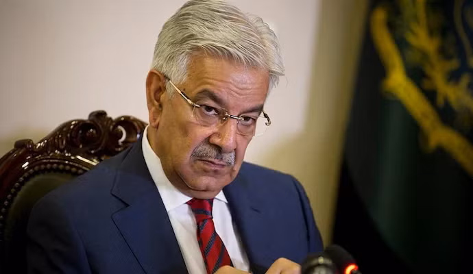 AP đưa tin, Bộ trưởng Quốc phòng Pakistan Khawaja Mohammad Asif (ảnh) sáng 27/2 tuyên bố nước này đã hết kiên nhẫn và đang trong một "cuộc chiến công khai" với Afghanistan, sau khi hai bên tiến hành các cuộc không kích lẫn nhau. Ảnh: PTI.
