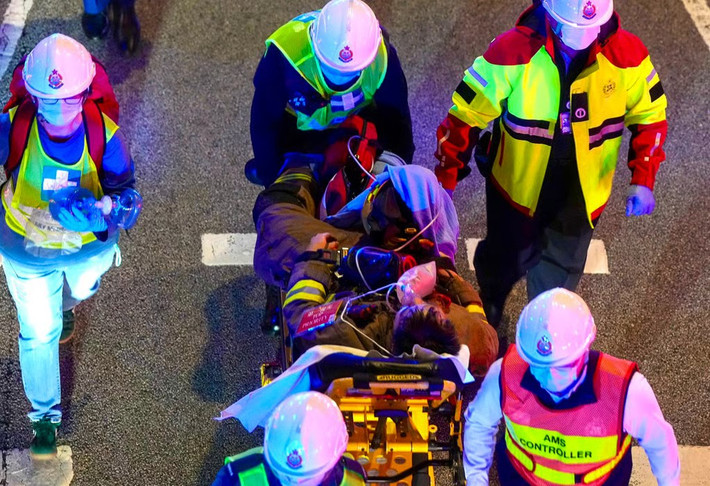 Tính đến tối 26/11, ít nhất 13 người được xác định đã thiệt mạng, trong đó có 1 lính cứu hỏa, và 28 người khác bị thương trong vụ hỏa hoạn. Được biết, 6 nạn nhân trong tình trạng nguy kịch. Ảnh: SCMP.