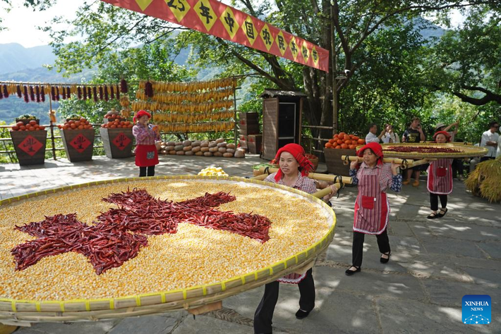 Tân Hoa Xã đưa tin, lễ hội bắt đầu được tổ chức từ năm 2018, dành riêng cho những người nông dân nước này. Ảnh: Những người nông dân diễu hành tại lễ hội ở huyện Vụ Nguyên, tỉnh Giang Tây, Trung Quốc, ngày 23/9. Ảnh: THX.