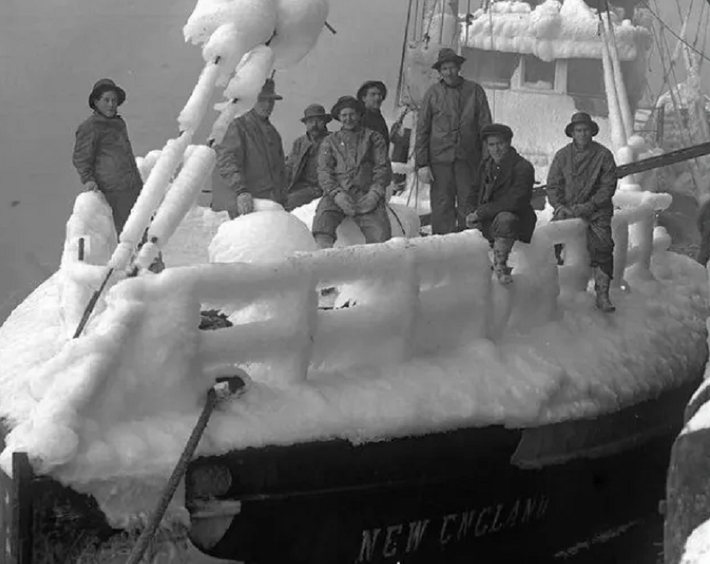 Băng tuyết bao phủ thuyền đánh cá ở British Columbia năm 1916.