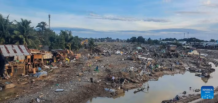 Bức ảnh chụp bằng máy bay không người lái vào ngày 6/11/2025 cho thấy một khu vực bị tàn phá bởi cơn bão Kalmaegi ở tỉnh Cebu, Philippines. Ảnh: Xinhua.