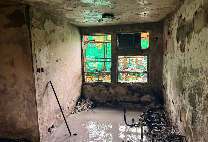 Các căn hộ bị "hư hại nghiêm trọng" sau hỏa hoạn. Ảnh: SCMP.