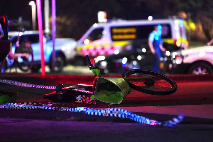 Đoạn video ghi lại cảnh tượng hỗn loạn và kinh hoàng tại khu vực bãi cỏ trên bãi biển cho thấy nhiều người nằm trên mặt đất với nhiều vết thương trong khi các nhân viên y tế sơ cứu cho họ. Ảnh: ABC News.