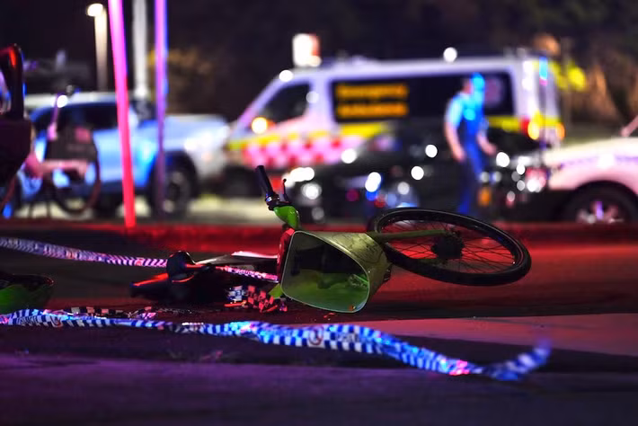 Đoạn video ghi lại cảnh tượng hỗn loạn và kinh hoàng tại khu vực bãi cỏ trên bãi biển cho thấy nhiều người nằm trên mặt đất với nhiều vết thương trong khi các nhân viên y tế sơ cứu cho họ. Ảnh: ABC News.