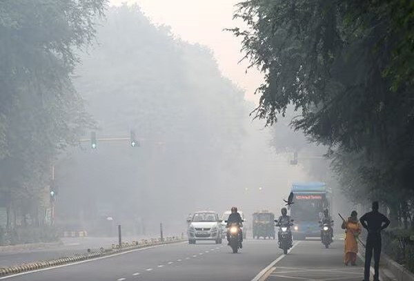 Đường phố Tilak Marg ở New Delhi mờ mịt vì ô nhiễm ngày 21/10, sau lễ hội Diwali. Ảnh: Hindustan Times.