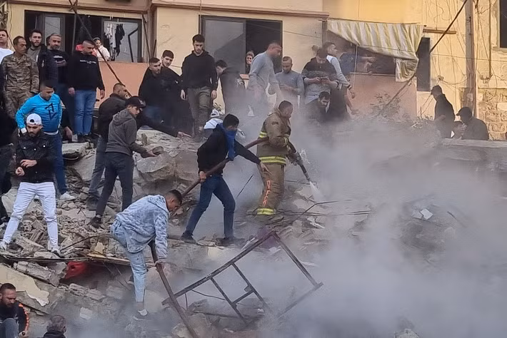 AP đưa tin, vụ sập xảy ra tại tòa chung cư nhiều tầng trong khu phố Bab Tabbaneh, một trong những khu vực nghèo nhất ở thành phố lớn thứ hai của Lebanon, ngày 8/2. Ít nhất 9 người đã thiệt mạng trong vụ sập nhà và 6 người khác đã được cứu sống từ đống đổ nát. (Nguồn ảnh: AP)