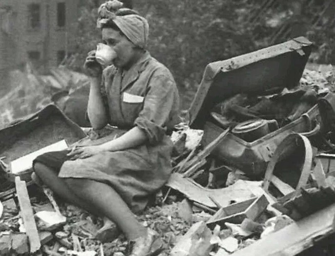 Người phụ nữ ngồi uống trà giữa đống đổ nát ở London, Anh, tháng 6/1940.