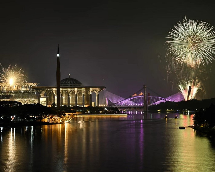 Pháo hoa thắp sáng bầu trời ở Putrajaya, Malaysia. Ảnh: Guardian.