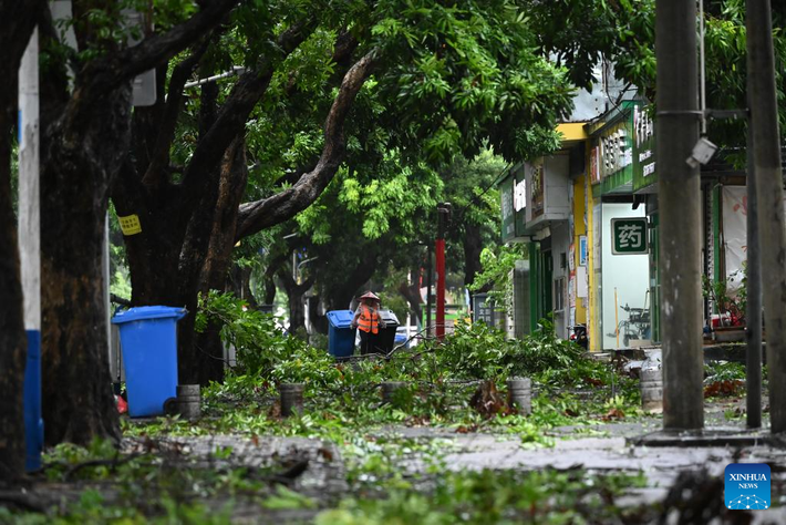 Cảnh ngổn ngang trên đường phố ở Bắc Hải ngày 6/10, sau khi bão Matmo đi qua.