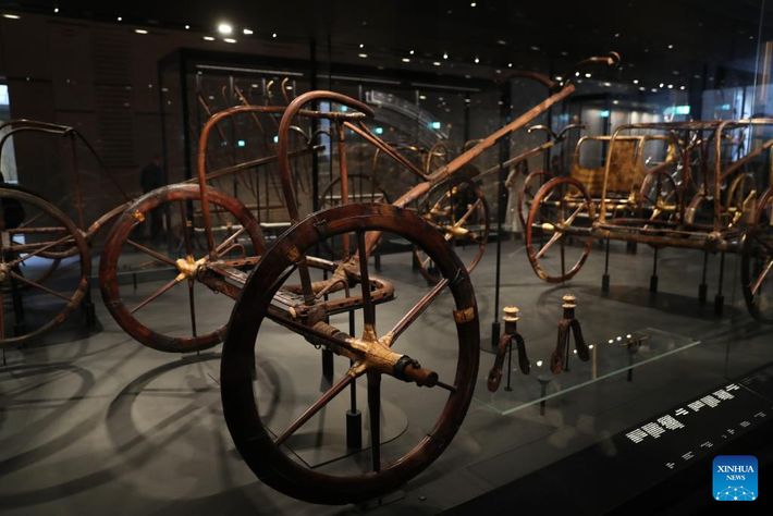 Bức ảnh này được chụp vào ngày 4/11/2025 cho thấy một cỗ xe ngựa bên trong phòng triển lãm Vua Tutankhamun trong Đại bảo tàng GEM.