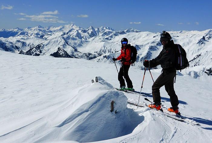 Môn trượt tuyết hiện đại có nguồn gốc từ Na Uy. Vào cuối thế kỷ 19, Sondre Norheim đã tạo ra một thiết kế ván trượt cho phép ông đu đưa và nhảy với nguy cơ té ngã thấp hơn. Thiết kế của ông đã truyền cảm hứng cho những chiếc ván trượt hiện đại mà chúng ta sử dụng ngày nay.