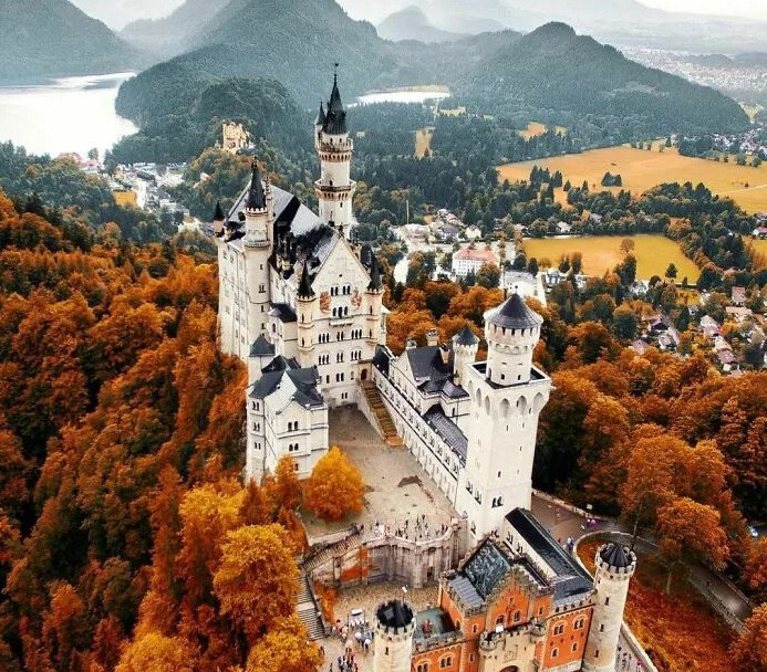 Lâu đài Neuschwanstein (Đức) nhìn từ trên cao. Đây là một trong những điểm du lịch nổi tiếng nhất của Đức.