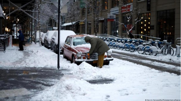 Tại Dallas, bang Texas, nhiệt độ có thể giảm xuống còn vài độ C. Ảnh: Tuyết phủ trắng xóa đường phố ở Mỹ. Ảnh: DW/picture alliance.