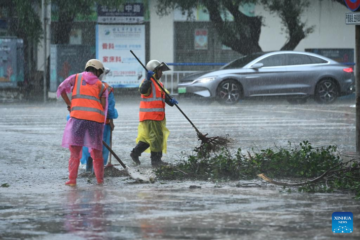 Công nhân dọn dẹp đường phố ở Bắc Hải, Khu tự trị dân tộc Choang Quảng Tây, miền nam Trung Quốc, ngày 6/10.