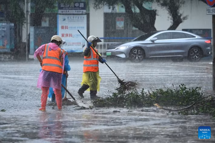 Công nhân dọn dẹp đường phố ở Bắc Hải, Khu tự trị dân tộc Choang Quảng Tây, miền nam Trung Quốc, ngày 6/10.