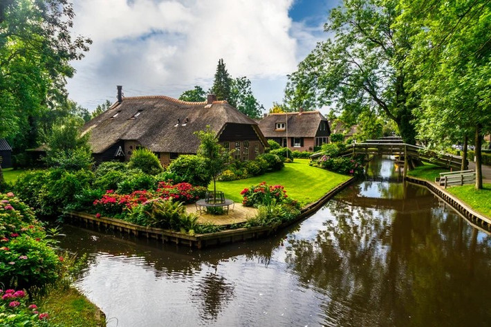 Cảnh yên bình tại ngôi làng Giethoorn của Hà Lan.