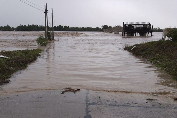 Tính đến 5h sáng 10/11, bão Fung-Wong đã suy yếu khi đi qua đất liền Luzon. Tuy nhiên, cơn bão vẫn gây ra thiệt hại đáng kể trên khắp miền bắc Luzon. Ảnh: Đường Apayao ở Cagayan bị ngập khiến việc đi lại trở nên khó khăn. Ảnh: Inquirer.