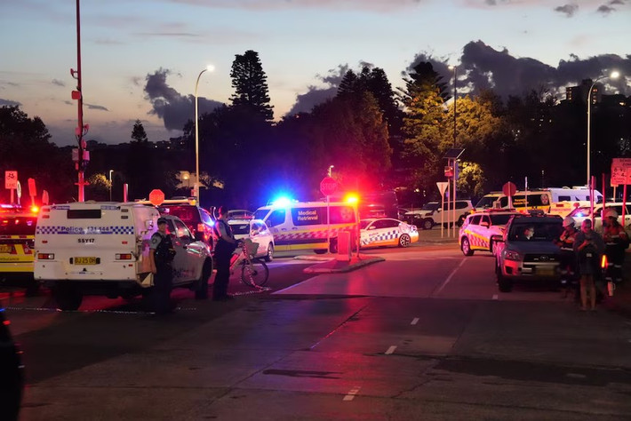 Sau khi vụ tấn công xảy ra, các dịch vụ khẩn cấp nhanh chóng có mặt tại hiện trường, bao gồm các đội y tế, xe cứu thương, trực thăng và các đơn vị đặc nhiệm,... Các thiết bị nổ tự chế (IED) đã được phát hiện đặt gần một cây cầu tại khu vực hiện trường. Ảnh: ABC News.