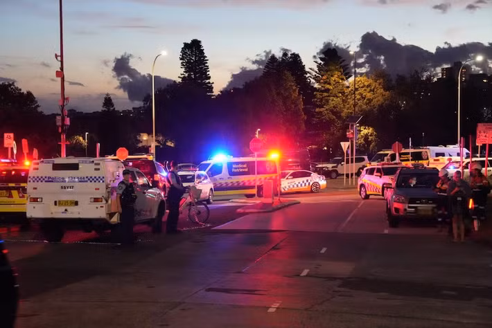 Sau khi vụ tấn công xảy ra, các dịch vụ khẩn cấp nhanh chóng có mặt tại hiện trường, bao gồm các đội y tế, xe cứu thương, trực thăng và các đơn vị đặc nhiệm,... Các thiết bị nổ tự chế (IED) đã được phát hiện đặt gần một cây cầu tại khu vực hiện trường. Ảnh: ABC News.