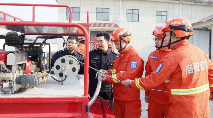 Cán bộ thuộc Cục quản lý tình trạng khẩn cấp huyện Ruyang, tỉnh Hà Nam, chuẩn bị hàng cứu trợ khẩn cấp cho đợt thời tiết khắc nghiệt ngày 11/12/2025. Ảnh: Xinhua News.