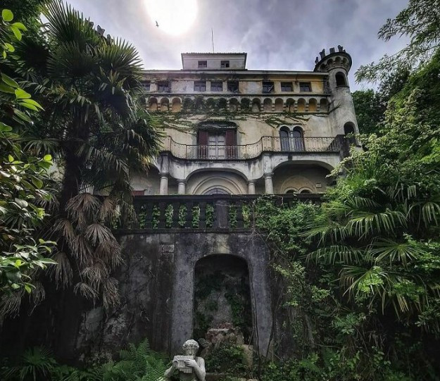 Biệt thự Du Satyre bị bỏ hoang ở Italy.