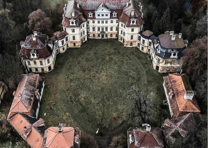 Lâu đài bỏ hoang trong rừng nhìn từ trên cao. (Nguồn ảnh: Instagram/Bored Panda)