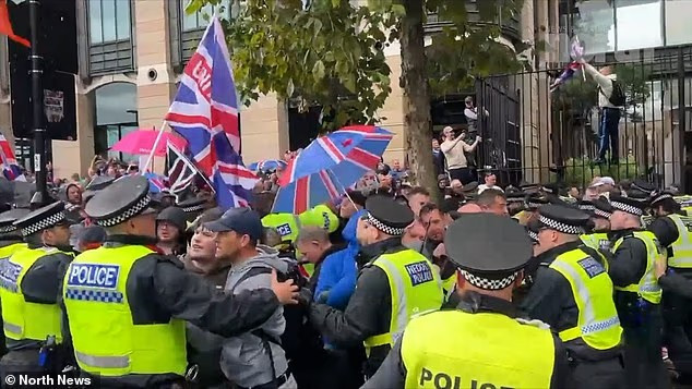 Tại Whitehall, người biểu tình được nhìn thấy đang xô đẩy cảnh sát. Ảnh: North News.