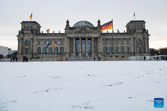 Theo Tân Hoa Xã, Berlin đã chứng kiến trận tuyết rơi đầu tiên trong mùa đông năm nay hôm 24/11. Ảnh chụp tại khu vực tòa nhà Reichstag ở thủ đô nước Đức. Ảnh: Xinhua News.