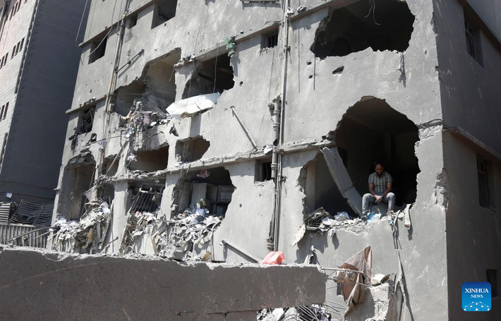 Cơ quan y tế do Houthi kiểm soát cho biết thêm, 165 người, bao gồm cả phụ nữ và trẻ em, bị thương trong đợt tấn công. Đài truyền hình al-Masirah do Houthi điều hành đã phát sóng cảnh các tòa nhà dân cư bị hư hại và lực lượng cứu hộ đang tìm kiếm nạn nhân trong đống đổ nát. Ảnh: THX.