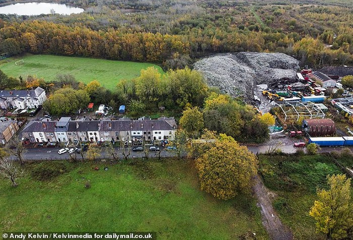 Theo Daily Mail, những người dân sống gần bãi rác thải trái phép này đã kể về "cơn ác mộng" mà họ phải trải qua. Ảnh: Andy Kelvin/Daily Mail.