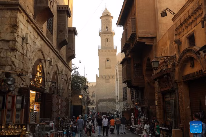 Người dân tham quan một con phố cổ gần chợ cổ Khan el-Khalili ở Cairo, Ai Cập, vào ngày 22/10/2025.
