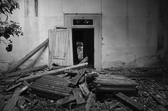 Cánh cửa bị hỏng trong bệnh viện. Ảnh: Flickr.