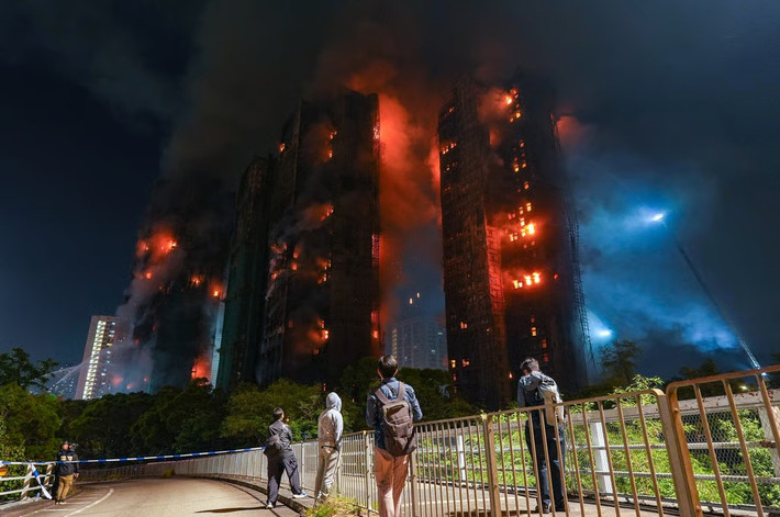 Ông Chan, Phó giám đốc Sở cứu hỏa, cho biết nhiệt độ cao bên trong các tòa nhà bốc cháy gây ra thách thức cho nỗ lực chữa cháy. “Các mảnh vỡ và giàn giáo của tòa nhà bị ảnh hưởng rơi xuống, gây thêm nguy hiểm cho lực lượng cứu hỏa. Hơn nữa, nhiệt độ bên trong tòa nhà rất cao, khiến việc vào tòa nhà và lên tầng trên để thực hiện công tác chữa cháy và cứu nạn gặp khó khăn”, ông nói. Ảnh: SCMP.
