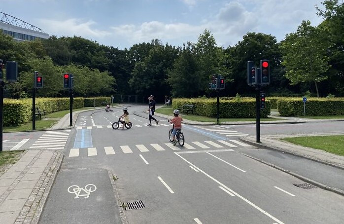 Sân chơi giao thông thu nhỏ ở thủ đô Copenhagen, Đan Mạch, nơi trẻ em có thể học cách đạp xe giữa dòng xe cộ. (Nguồn ảnh: Bored Panda)