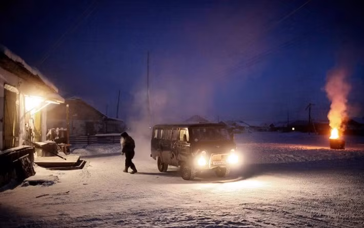 Người đàn ông đi vào cửa hàng duy nhất ở Oymyakon. Ảnh: The Weather Channel.