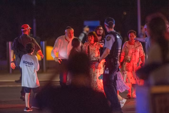 "Australia sẽ không bao giờ khuất phục trước sự chia rẽ, bạo lực hay thù hận. Chúng ta sẽ đấu tranh để công lý được thực thi và chúng ta sẽ cùng nhau vượt qua khó khăn này", Thủ tướng Albanese nhấn mạnh. Ảnh: AAP.