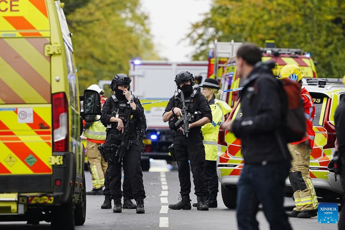 Cảnh sát và nhân viên cứu hộ có mặt tại hiện trường. Ảnh: THX.