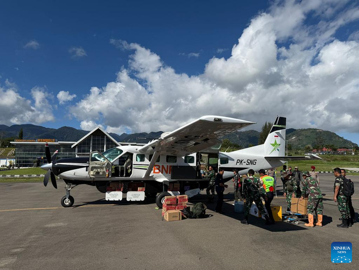 Hơn nửa triệu người ở các tỉnh Bắc Sumatra, Tây Sumatra và Aceh đã phải sơ tán. Tổng thống Indonesia Prabowo Subianto đã kêu gọi hành động nhiều hơn để đối phó với biến đổi khí hậu. Ông nói thêm rằng ưu tiên của chính phủ là tìm cách gửi ngay viện trợ cần thiết đến những người dân tại khu vực bị ảnh hưởng. Trực thăng, máy bay cũng đang được triển khai để hỗ trợ công tác cứu trợ. Ảnh: Xinhua News.