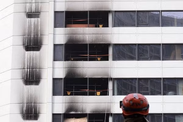 "Ngọn lửa bùng phát vào khoảng 9h46, buộc hơn 110 người phải sơ tán và 3 người bị thương nhẹ do hít phải khói", nguồn tin cho biết. Ảnh: Yonhap.