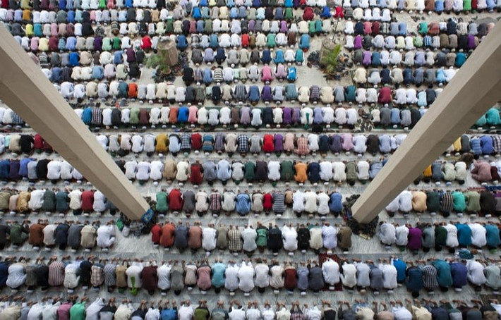Bangladesh có dân số Hồi giáo rất lớn, với khoảng 90% dân số theo đạo Hồi. Mặc dù Bangladesh là một quốc gia Hồi giáo, Hiến pháp nước này vẫn đảm bảo quyền tự do tôn giáo cho mọi công dân. Ảnh: Shutterstock.