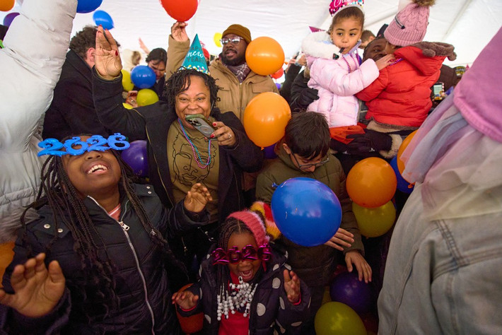 Cori Johnson, 9 tuổi (trái), mẹ của em là Robin Hawkins-Johnson, bé Kori Simms, 6 tuổi, đều đến từ Washington, cùng nhiều người khác hào hứng trong lễ thả bóng bay giữa trưa trước đêm Giao thừa tại công viên The Yards ở Washington ngày 31/12/2025. Ảnh: AP.