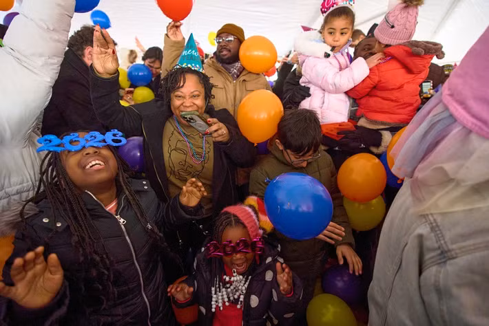 Cori Johnson, 9 tuổi (trái), mẹ của em là Robin Hawkins-Johnson, bé Kori Simms, 6 tuổi, đều đến từ Washington, cùng nhiều người khác hào hứng trong lễ thả bóng bay giữa trưa trước đêm Giao thừa tại công viên The Yards ở Washington ngày 31/12/2025. Ảnh: AP.