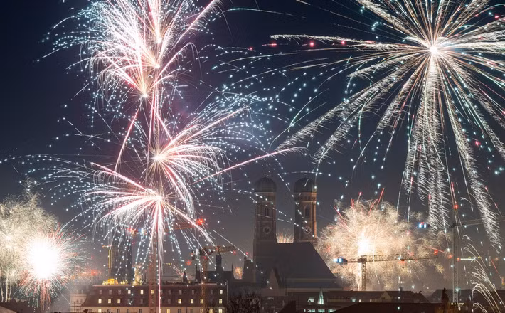 Bầu trời thành phố Munich, Đức, rực sáng lung linh bởi màn trình diễn pháo hoa tuyệt đẹp trong đêm Giao thừa. Ảnh: AP.