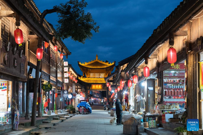 Cảnh đêm trong thị trấn cổ Zhaohua ngày 12/12/2025.
