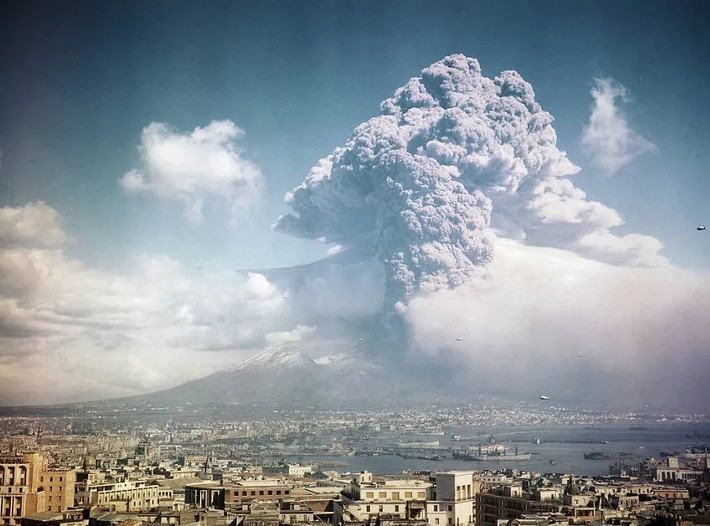 Theo Bored Panda, núi Vesuvius (Italy) là một trong những địa điểm nguy hiểm trên thế giới, nổi tiếng với vụ phun trào thảm khốc năm 79 sau Công nguyên đã chôn vùi thành phố Pompeii trong tro bụi. (Nguồn ảnh: Bored Panda)