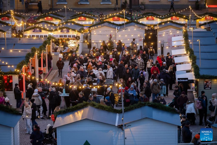 Rất đông người tham quan chợ Giáng sinh Helsinki.