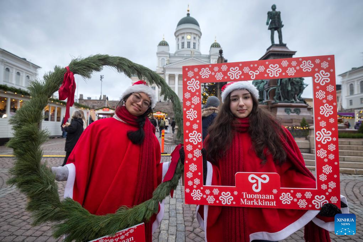 Hai cô gái tạo dáng chụp ảnh tại hội chợ.